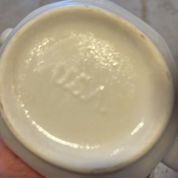 Vintage Sugar & Creamer, USA Pottery, White Floral w/Gold Trim. - Picture 4 of 4